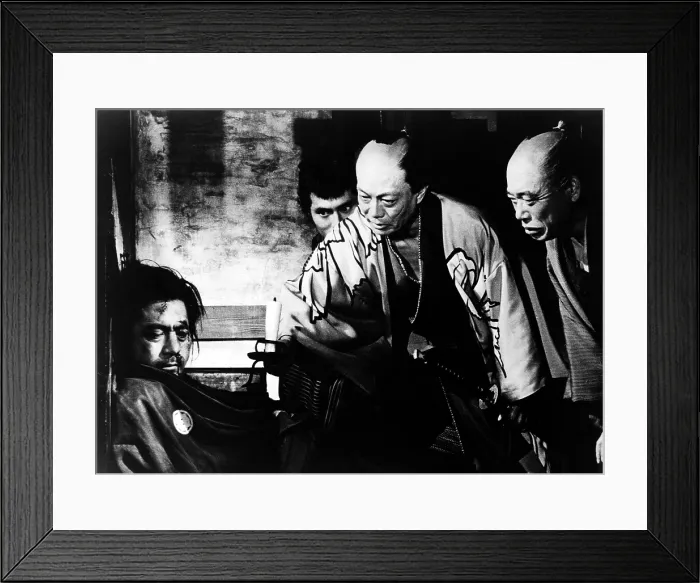 Framed Print : YOJIMBO, Toshiro Mifune, Tatsuya Nakadai, (back), Takashi Shimura, (r), 1961