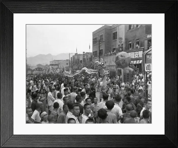 Framed Print : V-J Day (Victory Over Japan) is celebrated in Chongqing (Chungking), China. Traditional Chinese good-luck dragon, twists through the packed streets at the end of World War 2 Framed Print : V-J Day (Victory Over Japan) is celebrated in Chongqing (Chungking), China. Traditional Chinese good-luck dragon, twists through the packed streets at the end of World War 2