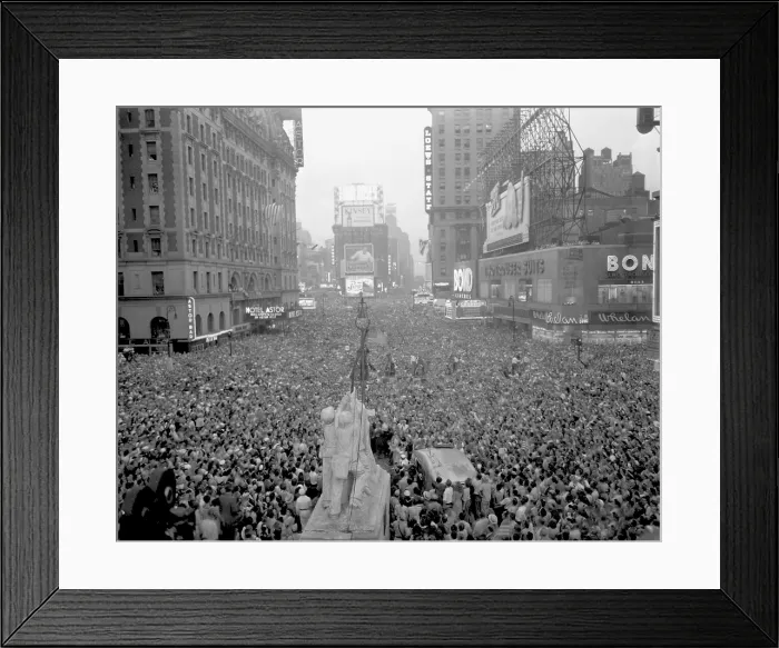 Framed Print : Massive crowd gathers in Times Square to celebrate the surrender of Japan, August 15, 1945. World War 2. (BSLOC_2014_10_265)