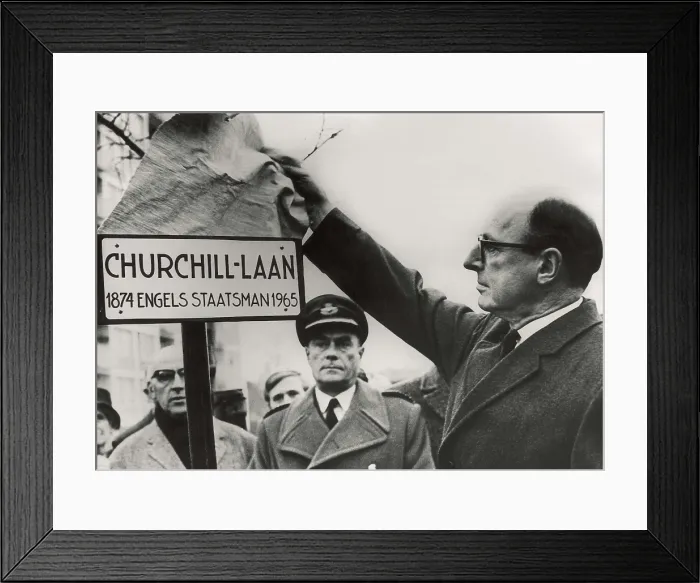 Framed Print : Churchill, Sir Winston Leonard Spencer (1874-1965). The Ambassador Peter Garren unveils the plaque with the street name in memory of Winston Churchill at Haarlem