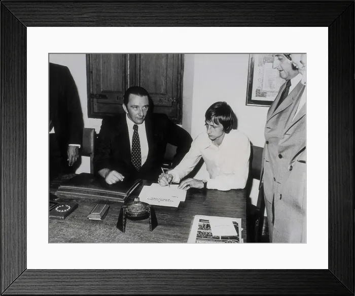 Framed Print : Johan Cruyff signing his contract with Barcelona FC next to the President of the club Agust Montal (1973). AISA / Everett Collection**US SALES ONLY**