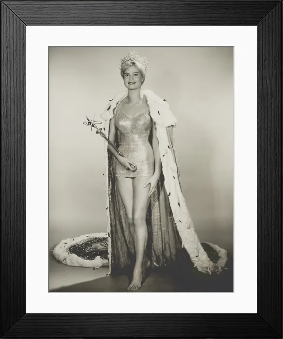 Framed Print : Marlene Schmidt, Miss Universe 1961, holds a scepter, wears a rhinestones crown, a bathing suit, and simulated ermine trim cape (BSLOC_2020_2_13) Framed Print : Marlene Schmidt, Miss Universe 1961, holds a scepter, wears a rhinestones crown, a bathing suit, and simulated ermine trim cape (BSLOC_2020_2_13)