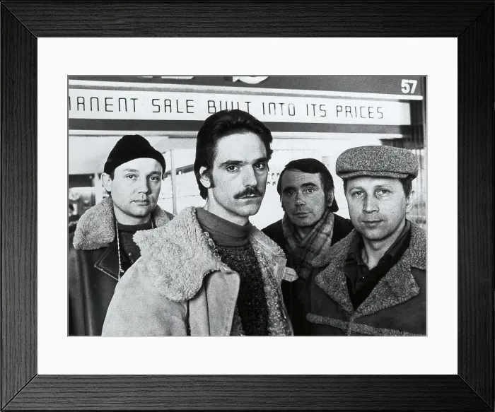 Framed Print : MOONLIGHTING, Eugene Lipinski, Jeremy Irons, Eugeniuz Haczkiewicz, Jiri Stanislav, 1982, (c) Universal / courtesy Everett Collection Framed Print : MOONLIGHTING, Eugene Lipinski, Jeremy Irons, Eugeniuz Haczkiewicz, Jiri Stanislav, 1982, (c) Universal / courtesy Everett Collection