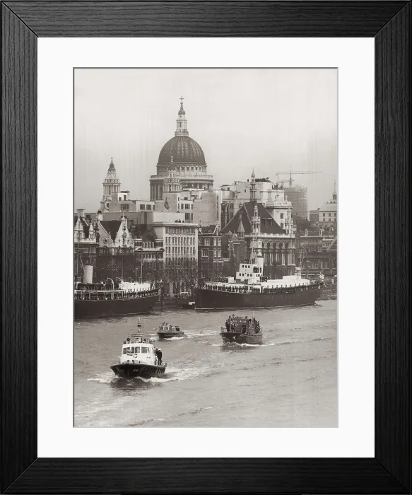 Framed Print : Churchill, Sir Winston Leonard Spencer (1874-1965). The coffin of Winton Churchill is transported through the Thames in the ship 'havengore' to Waterloo Station