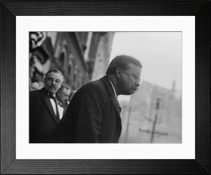 Framed Print : Colonel Theodore Roosevelt, speaking in Yonkers, New York. He spoke to a crowd of 6, 000 from the Balcony of Getty House hotel