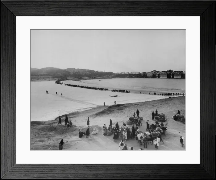 Framed Print : Korean refugees streaming across the frozen Han River Framed Print : Korean refugees streaming across the frozen Han River