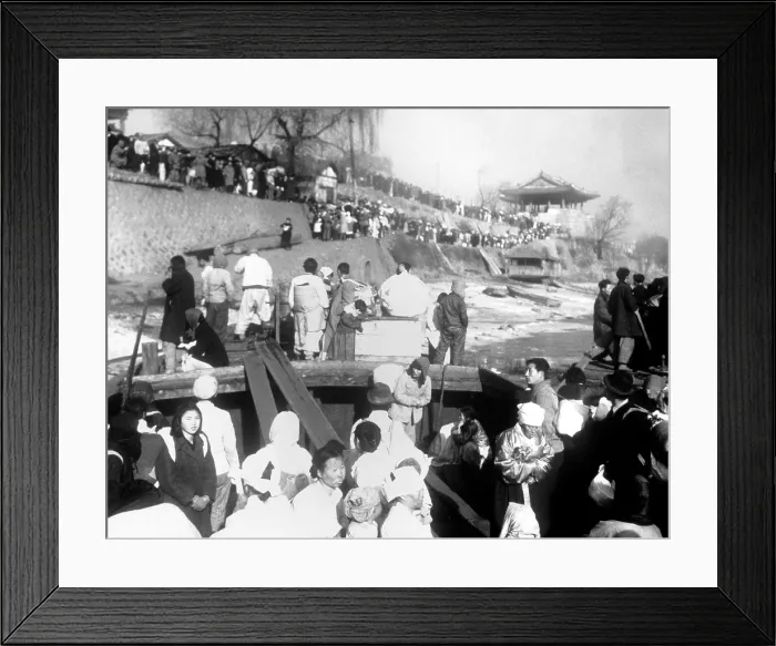 Framed Print : North Korean refugees are evacuated by ferry boats on the Taedong River at Pyongyang, Korea