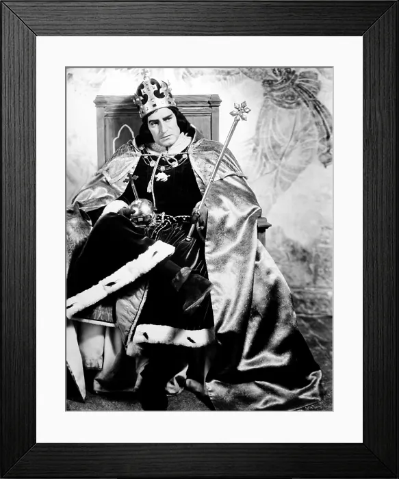 Framed Print : RICHARD III, Laurence Olivier, 1955 Framed Print : RICHARD III, Laurence Olivier, 1955