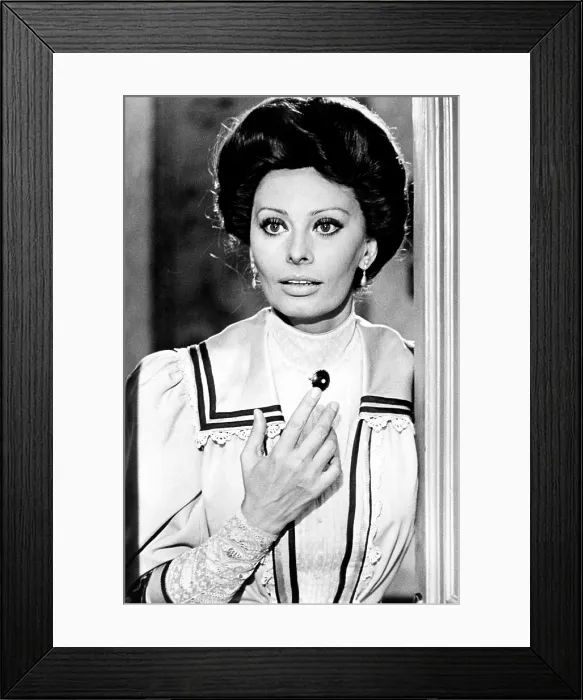 Framed Print : THE VOYAGE, (aka IL VIAGGIO), Sophia Loren, 1974 Framed Print : THE VOYAGE, (aka IL VIAGGIO), Sophia Loren, 1974