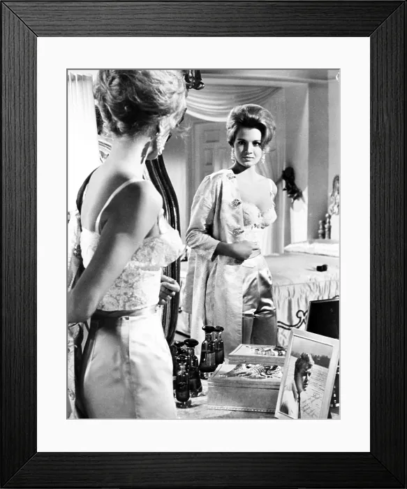 Framed Print : ROME ADVENTURE, Angie Dickinson, Troy Donahue (in photograph), 1962