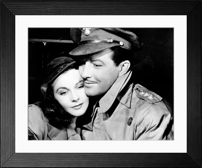Framed Print : WATERLOO BRIDGE, from left: Vivien Leigh, Robert Taylor, 1940 Framed Print : WATERLOO BRIDGE, from left: Vivien Leigh, Robert Taylor, 1940