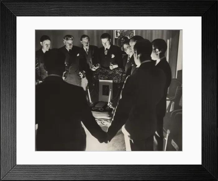 Framed Print : Thirteen magicians clasping hands in a midnight sance to contact the deceased Harry Houdini, on Halloween, 1946 Framed Print : Thirteen magicians clasping hands in a midnight sance to contact the deceased Harry Houdini, on Halloween, 1946