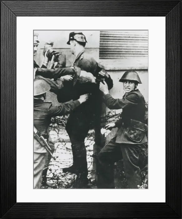 Framed Print : Berlin Wall. Death of Peter Fechter (17th August 1962), after being shot by East Germans border guards. AISA / Everett Collection**US SALES ONLY**