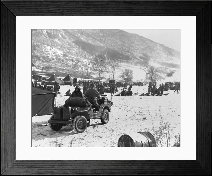 Framed Print : 7th Marines at Yudam-Ni prepare for march back to Hagaru