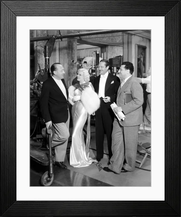 Framed Print : DINNER AT EIGHT, from left: director Edmund Goulding visiting the set, Jean Harlow, Edmund Lowe, director George Cukor, 1933