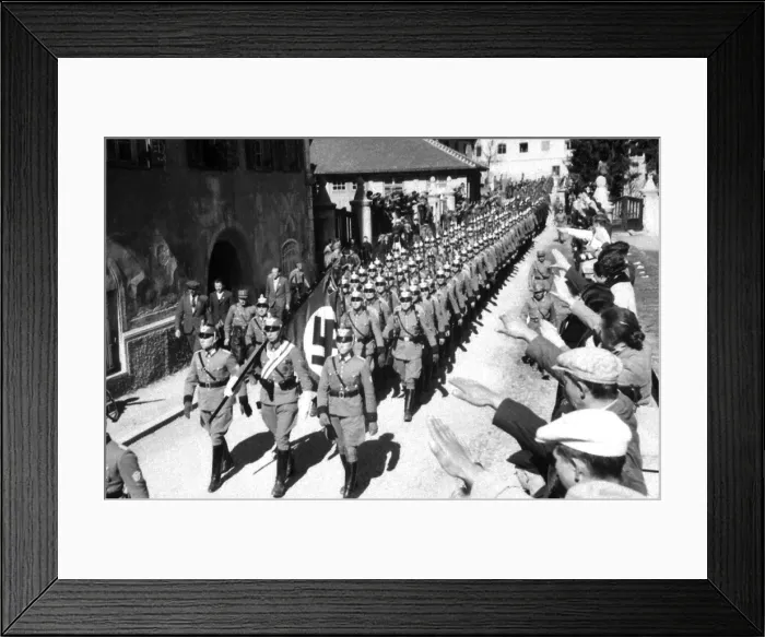 Framed Print : Entry of German police into Tirol in western Austria during the Anschluss. March 1938. Photo by Heinrich Hoffman Collection (BSLOC_2013_9_186) Framed Print : Entry of German police into Tirol in western Austria during the Anschluss. March 1938. Photo by Heinrich Hoffman Collection (BSLOC_2013_9_186)