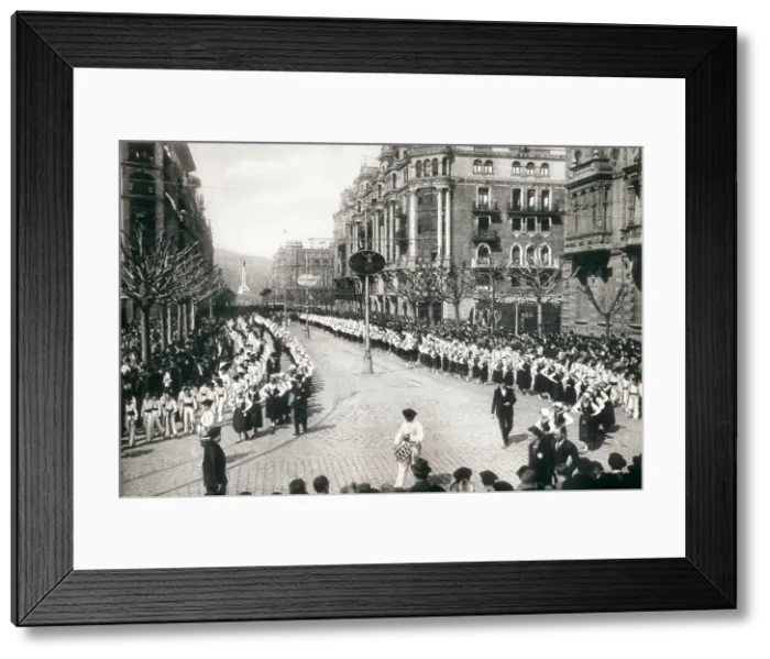 Framed Print : SPAIN. Bilbao. Spain. Second Republic (1931-1936). Parade in Bilbao. Comitive of Basques dressed with typical clothes in the Gran Va of Bilbao. SPAIN. Artea