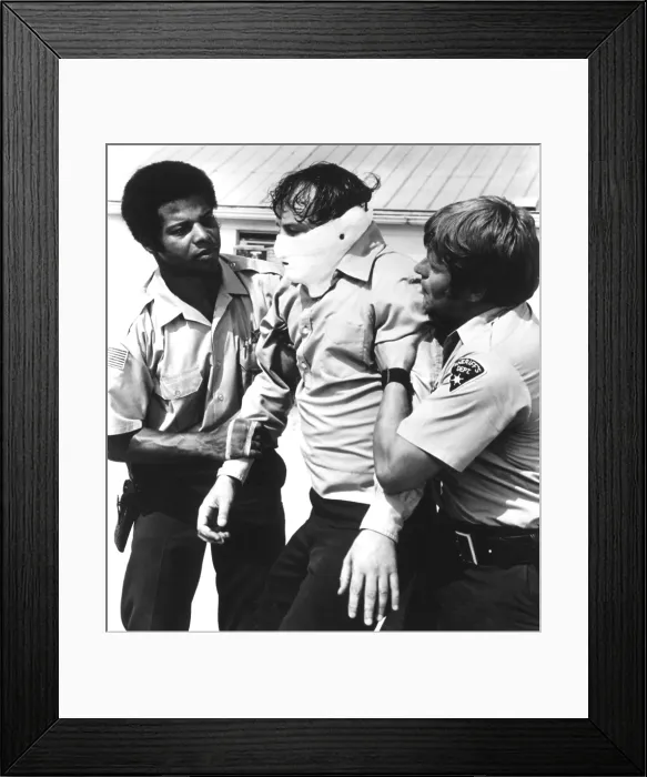 Framed Print : WALKING TALL, Felton Perry (l.), Joe Don Baker (center), 1973