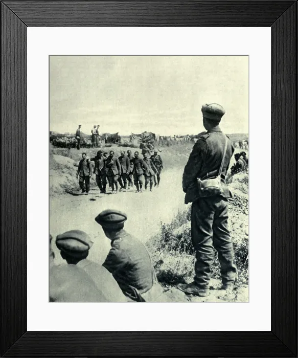 Framed Print : World War 1. Somme Offensive. German prisoners taken during the opening of the Battle of the Somme marched to the rear during the battle as British soldiers watch Framed Print : World War 1. Somme Offensive. German prisoners taken during the opening of the Battle of the Somme marched to the rear during the battle as British soldiers watch