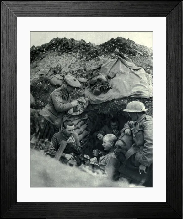 Framed Print : World War 1. Somme Offensive. British soldiers eating their rations in a trench