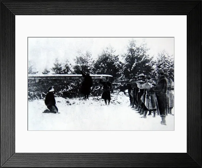 Framed Print : World War 1. An image purporting to show an execution at Verdun reportedly sometime in 1917, during the French Army Mutinies Framed Print : World War 1. An image purporting to show an execution at Verdun reportedly sometime in 1917, during the French Army Mutinies