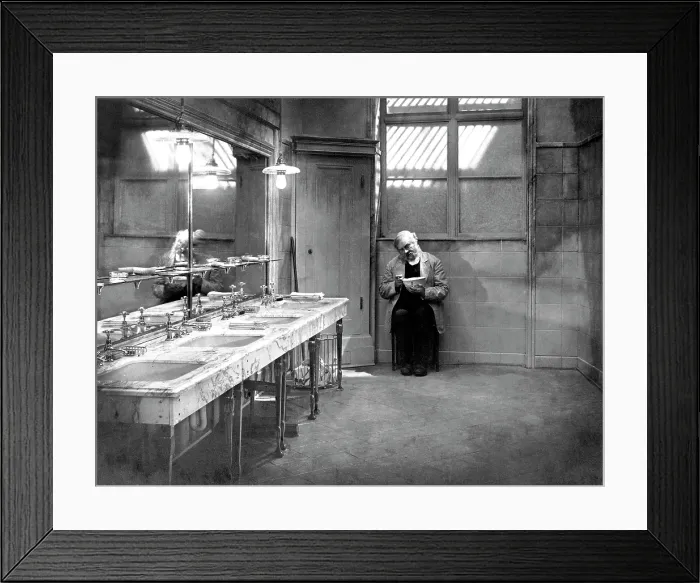 Framed Print : THE LAST LAUGH, (aka DER LETZTE MANN), Emil Jannings, 1924