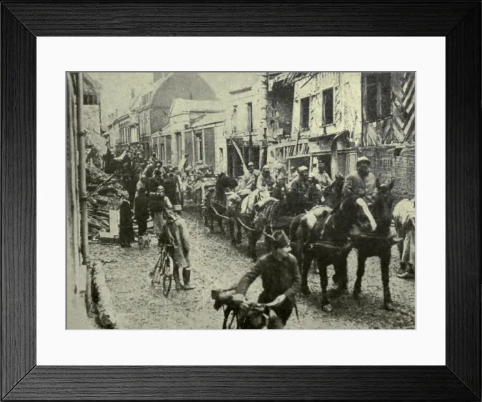 Framed Print : World War 1. French Artillery retreating through Noyon France, during the March 1918 German offensive, Code named Operation Michael