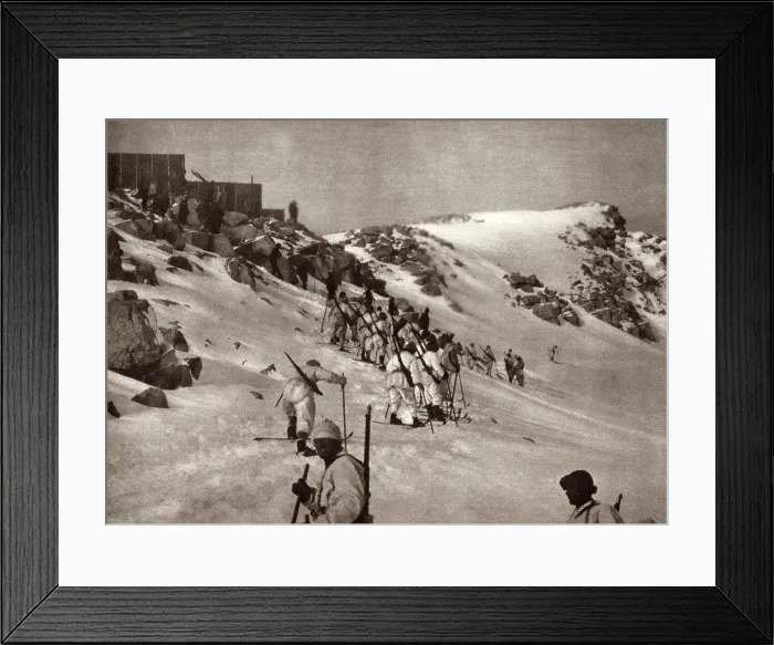 Framed Print : World War 1 in the Italian and Austria Alps. Italian troops skiing in single file, in white uniforms so they will blend in with the snow Framed Print : World War 1 in the Italian and Austria Alps. Italian troops skiing in single file, in white uniforms so they will blend in with the snow