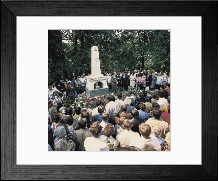 Framed Print : PUSHKIN, Aleksandr Sergeyevich (1799-1837). Scene from the 13th All-Union Pushkin Festival. Meeting before the tomb of the writer at the Pushkin Hill. RUSSIA. PSKOV. Pskov