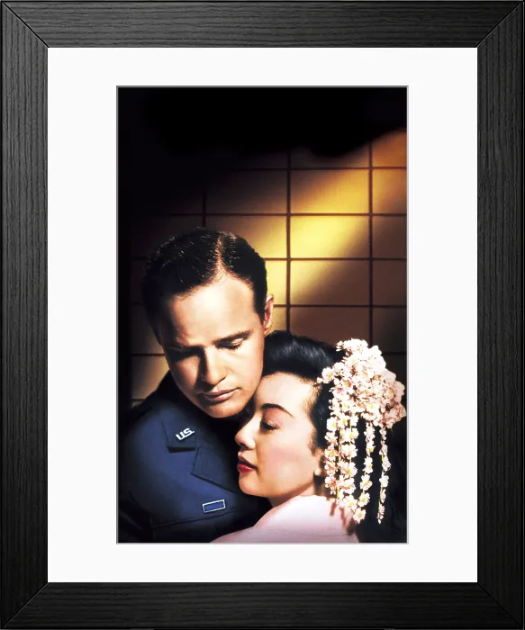 Framed Print : SAYONARA, Marlon Brando, Miiko Taka, 1957