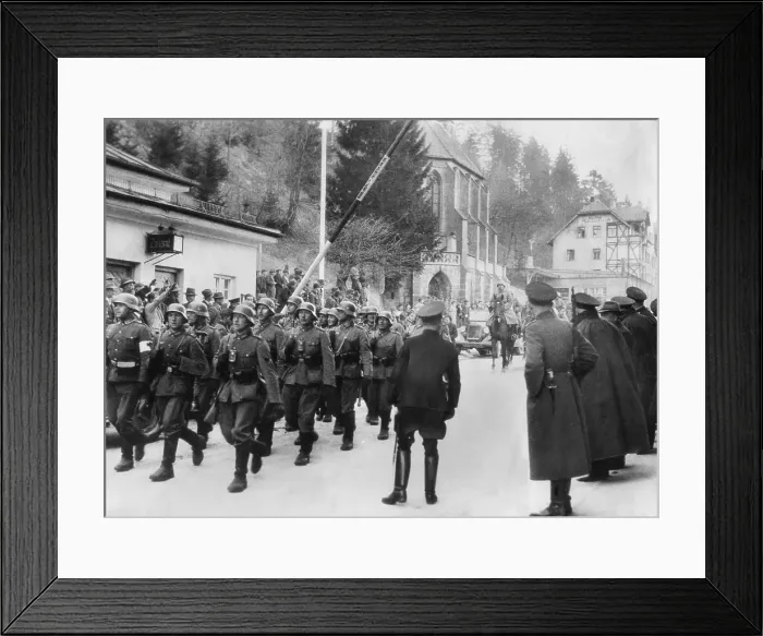 Framed Print : German soldiers cross border in town of Kufstein-Kieferfelded on the Austria-German frontier. March 1938