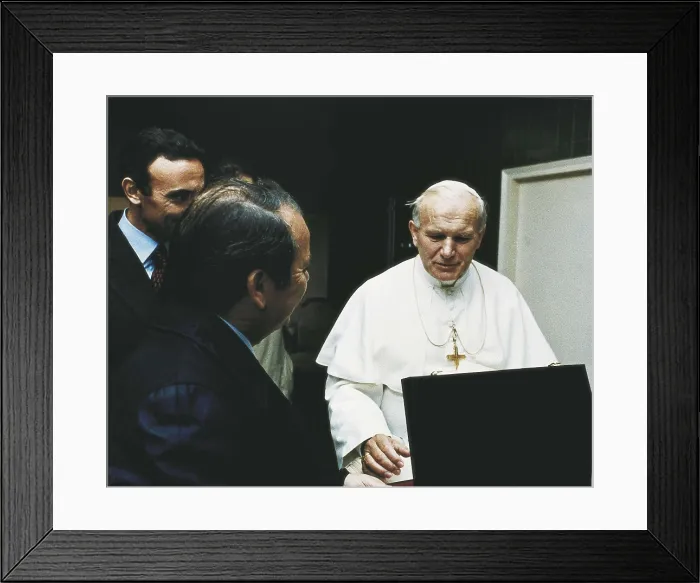 Framed Print : Pope John Paul II visits the F.C. Barcelona's premises (7th November 1982). At the image, with the President Josep Llus Nez (foreground) and the Vicepresident Joan Gaspart