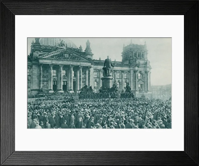 Framed Print : Crowd at the Reichstag Building, Berlin, at the proclamation of new government Nov. 10, 1918