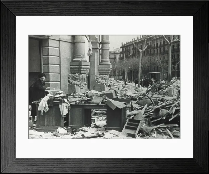 Framed Print : SPAIN. Barcelona. Spanish Civil War. Corner Balmes-Gran Va after a bombardment (May 1938). Image from the Propaganda Department of the Generalitat of Catalonia. SPAIN
