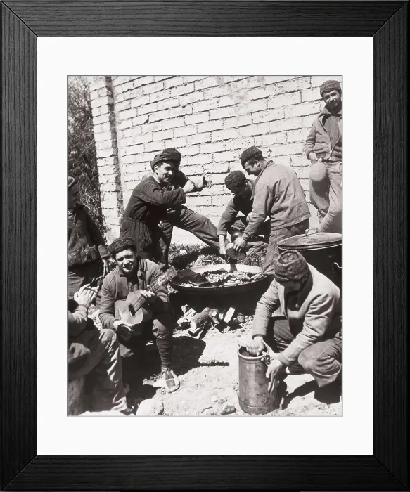 Framed Print : Spanish Civil War (1936-1939). Preparing the mess in the Ascaso Division, in Banastas (March 1937). Photo by Kati Horna. SPAIN. Salamanca. Archivo Histrico Nacional