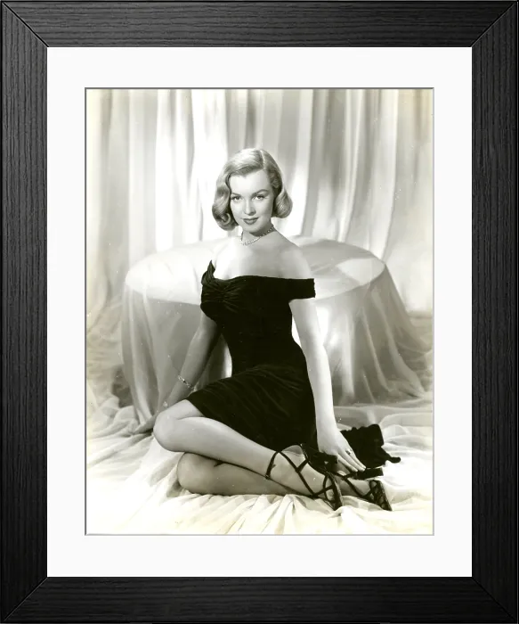 Framed Print : Marilyn Monroe, in a publicity shot for THE ASPHALT JUNGLE, 1950. - Photo: Courtesy Everett Collection Framed Print : Marilyn Monroe, in a publicity shot for THE ASPHALT JUNGLE, 1950. - Photo: Courtesy Everett Collection