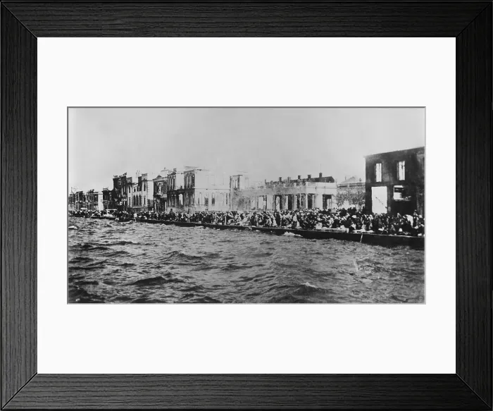 Framed Print : Smyrnas Wall of Humanity, Sept. 1922. Thousands of Greek and Armenian refugees crammed the burned out waterfront to escape from the fire of Sept. 14th