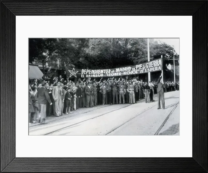 Framed Print : SPAIN. Bilbao. Spanish Civil War (1936-1939). Militia Battalion 'Los leones rojos' (Red Lions) coming back to Bilbao after the taking of the Loyola Barracks in San Sebastin (August 1936) Framed Print : SPAIN. Bilbao. Spanish Civil War (1936-1939). Militia Battalion 'Los leones rojos' (Red Lions) coming back to Bilbao after the taking of the Loyola Barracks in San Sebastin (August 1936)