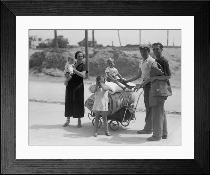 Framed Print : Jewish family evacuating the danger zone in Jaffa during the summer of 1936. Thousands of refugees permanently moved to Tel Aviv during the Arab Revolt (BSLOC_2017_1_200)