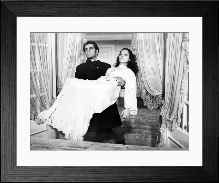 Framed Print : WUTHERING HEIGHTS, Laurence Olivier, Merle Oberon, 1939 Framed Print : WUTHERING HEIGHTS, Laurence Olivier, Merle Oberon, 1939