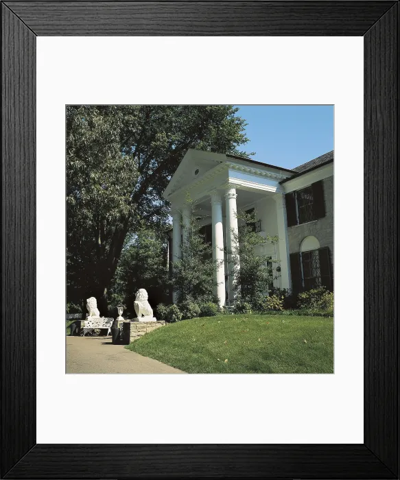Framed Print : PRESLEY, Elvis (1935-1977). Aspect of the facade of Elvis Presley's house, Graceland. UNITED STATES OF AMERICA. TENNESSEE. Memphis. AISA / Everett Collection**US SALES ONLY** Framed Print : PRESLEY, Elvis (1935-1977). Aspect of the facade of Elvis Presley's house, Graceland. UNITED STATES OF AMERICA. TENNESSEE. Memphis. AISA / Everett Collection**US SALES ONLY**