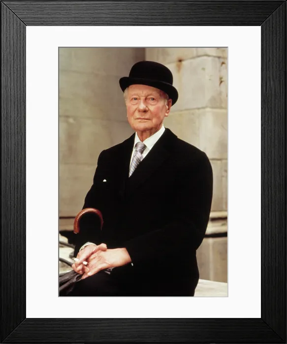 Framed Print : ARTHUR 2: ON THE ROCKS, John Gielgud, 1988. Warner Bros. / Courtesy Everett Collection Framed Print : ARTHUR 2: ON THE ROCKS, John Gielgud, 1988. Warner Bros. / Courtesy Everett Collection