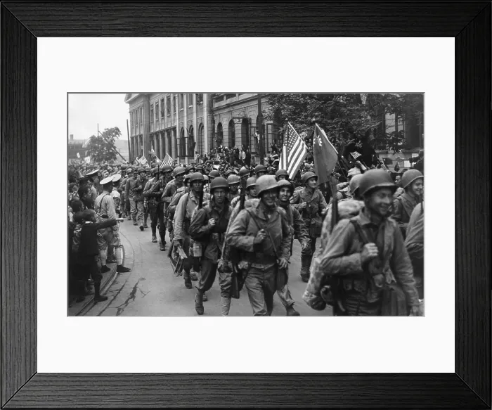 Framed Print : 1st Div. U.S. Marines were greeted by crowds of Chinese in Tientsin, in Sept. 1945
