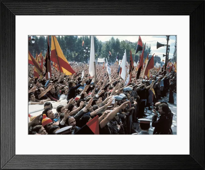 Framed Print : Madrid. Plaza de Oriente (East Square) (1st October 1975). People saluting in fascist way before the last public appareance of Francisco Franco