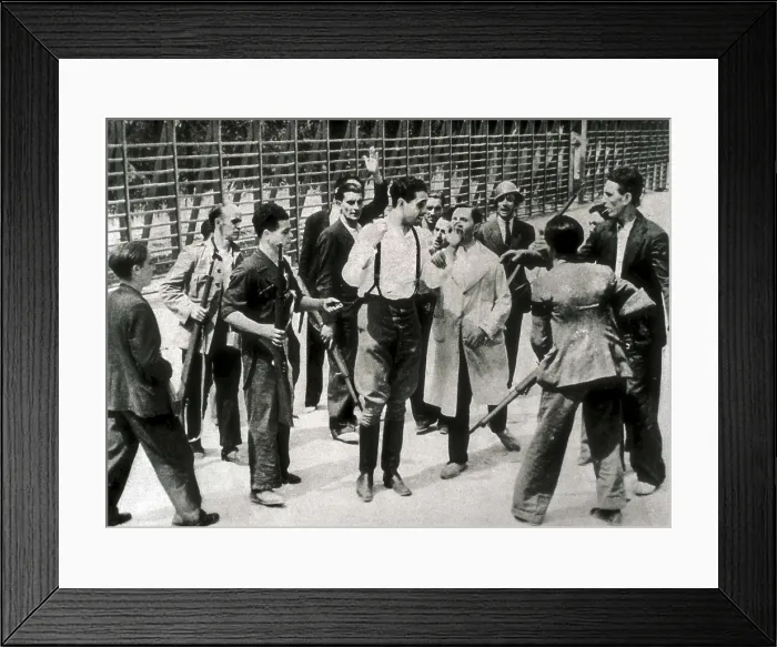 Framed Print : Spanish Civil War. Assault of the republican militia on the Montaa Quarter in Madrid on 20th July 1936. Revolted officer telling to the militia that he's really antifascist Framed Print : Spanish Civil War. Assault of the republican militia on the Montaa Quarter in Madrid on 20th July 1936. Revolted officer telling to the militia that he's really antifascist