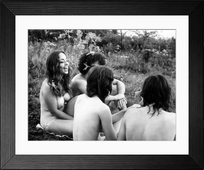 Framed Print : WOODSTOCK, festival goers, 1970