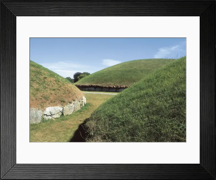 Framed Print : IRELAND. LEINSTER. MEATH. Newgrange. Three large megalithic funerary burial mounds. Neolithic art. AISA / Everett Collection**US SALES ONLY** Framed Print : IRELAND. LEINSTER. MEATH. Newgrange. Three large megalithic funerary burial mounds. Neolithic art. AISA / Everett Collection**US SALES ONLY**