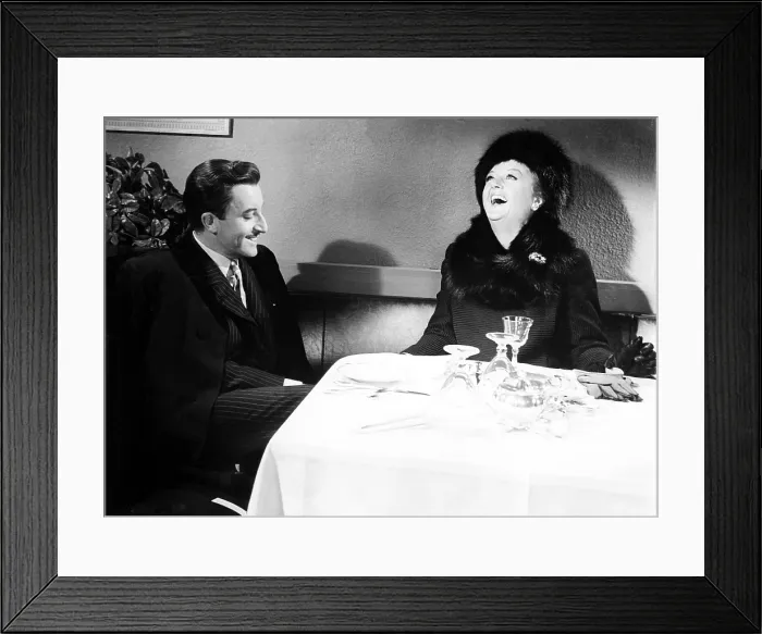 Framed Print : THE WORLD OF HENRY ORIENT, Peter Sellers, Angela Lansbury, 1964 Framed Print : THE WORLD OF HENRY ORIENT, Peter Sellers, Angela Lansbury, 1964