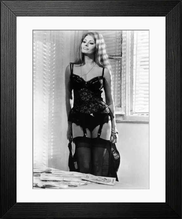 Framed Print : YESTERDAY, TODAY AND TOMORROW, (aka IERI, OGGI, DOMANI), Sophia Loren, 1963