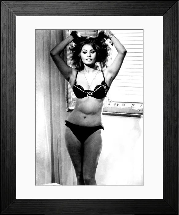 Framed Print : YESTERDAY, TODAY AND TOMORROW, (aka IERI, OGGI, DOMANI), Sophia Loren, 1963